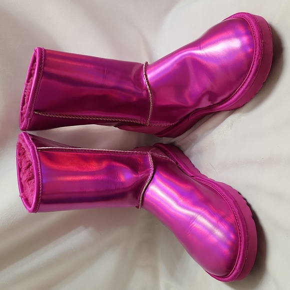 UGG Classic Short Iridescent Fuchsia Cozy Boots (W Size 6) - Picture 10 of 10